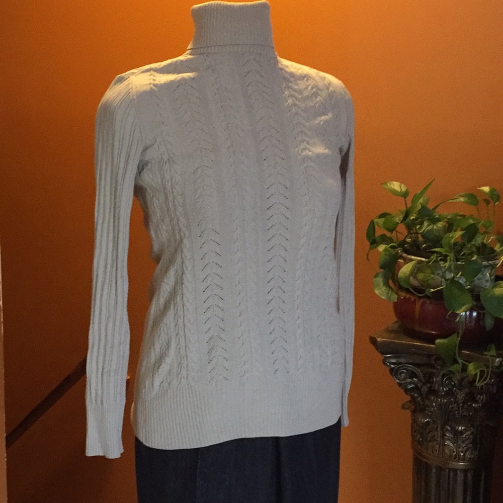 Bebe cable knit turtleneck sweater EUC
